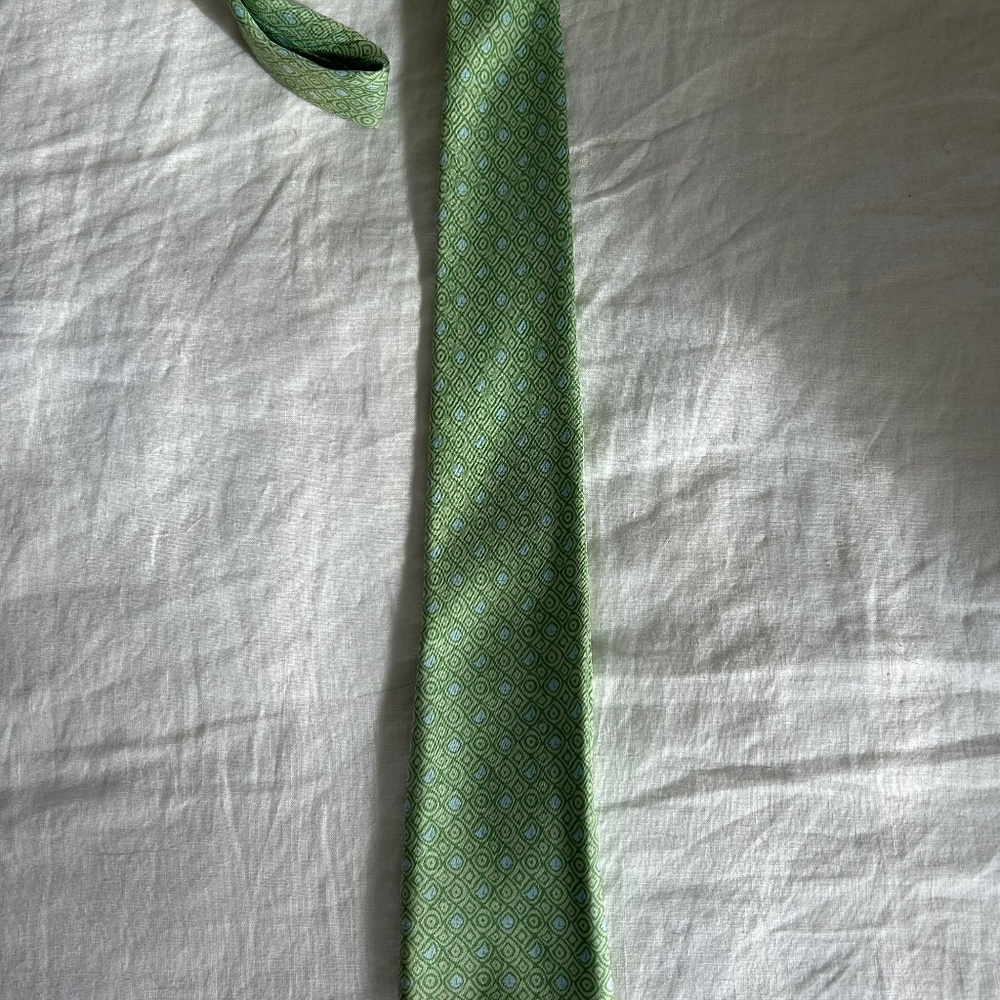 100% silk vineyard vines tie